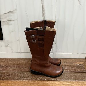 Keen woman been riding leather knee high side zip boots size 7.5. Never worn.